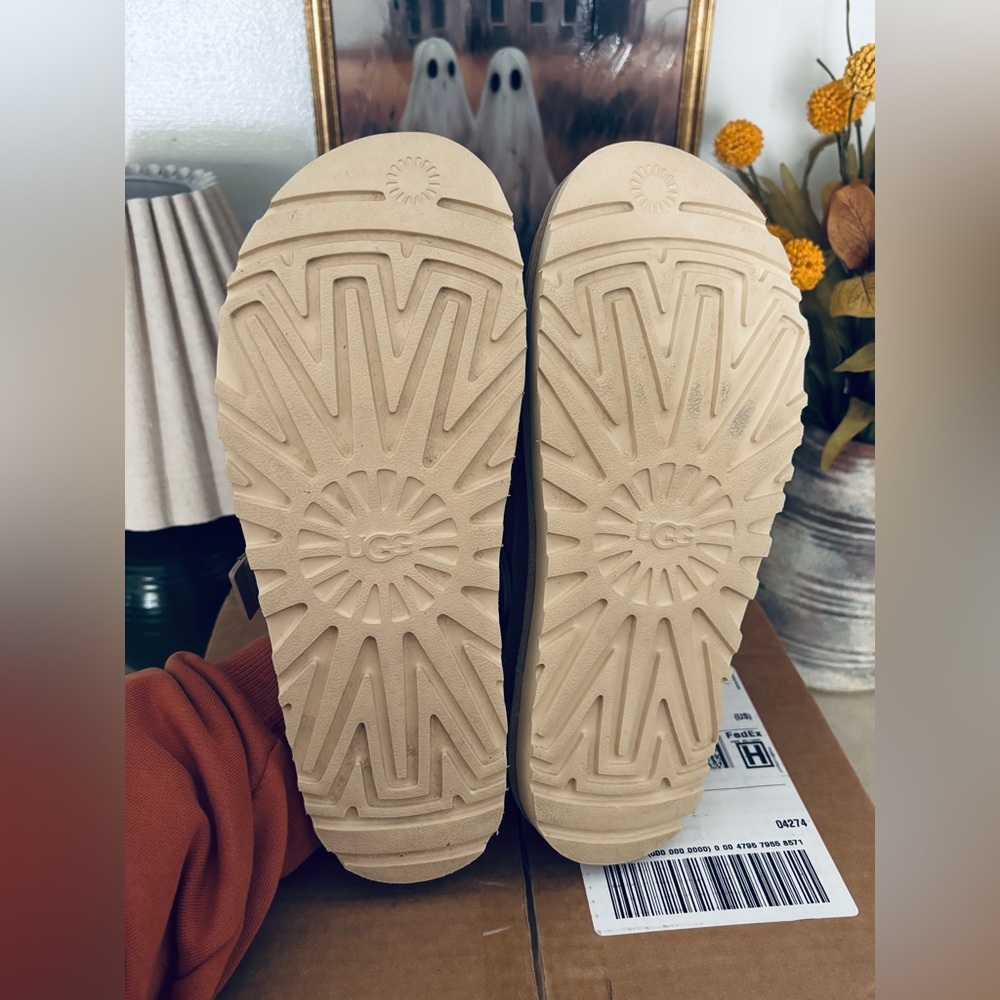 UGG Goldenstar Clogs! - Picture 7 of 8